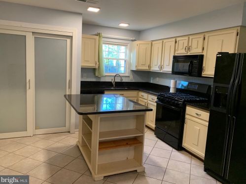 5608 Shannon Ct, Woodbridge, VA 22193-3511