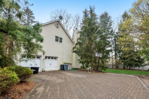 4 Shaw Farm Ct, Dover, NJ 07869-1118