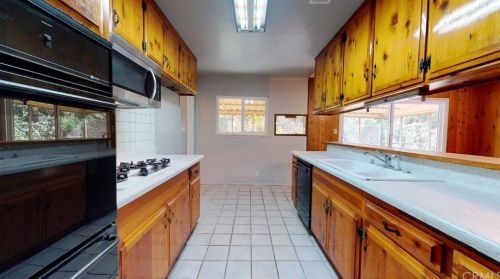 132 Broadbent Dr, Riverside CA  92507-4809 exterior