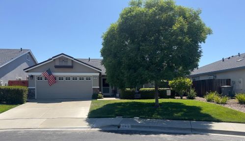 285 Yosemite Cir, Vacaville, CA 95687-3480