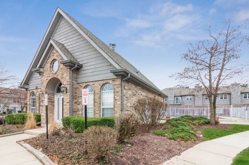 11 Foxcroft Rd, Naperville IL  60565-2361 exterior