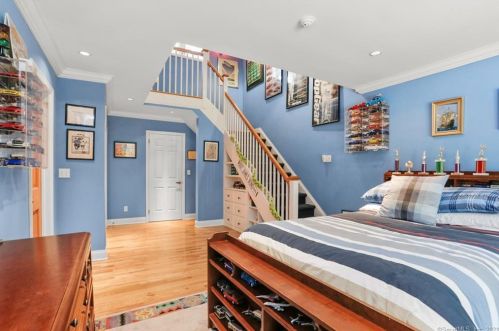 17 Carrington Dr, Greenwich CT  06831-3119 exterior