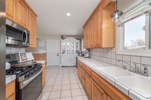 4050 Helene St, Simi Valley CA 93063-2929 exterior