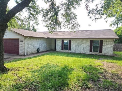304 Mcclendon Dr, Webberville TX  78621-1104 exterior