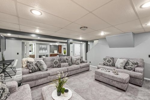 7 Crestview Dr, Oswego IL  60543-9475 exterior