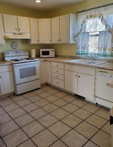 60 Charles Dr, Tiverton, RI 02878-3754