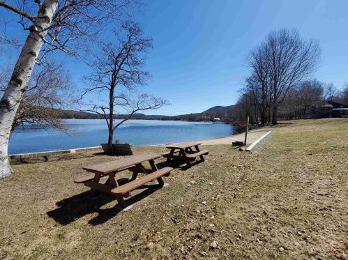 33 Landing Rd, Enfield, NH 03748-3545