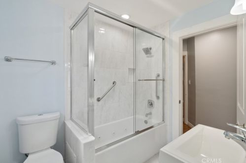 3300 Montrose Ave, Glendale CA 91214-3341 exterior