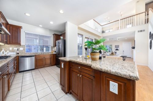 37 Secret Gdn, Irvine CA  92620-4804 exterior