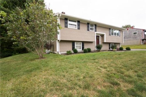 87 Louise Dr, Tiverton, RI 02878-3738