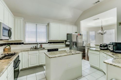 1525 Bastrop Dr, Carrollton TX 75010-6423 exterior