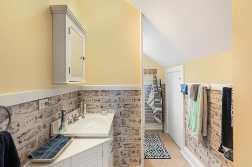 11 Hammond St, Middletown RI  02840-4034 exterior