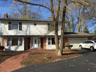 23206 Olsen Ct, Half Day, IL 60069-2900