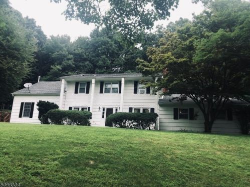 8 Dogwood Ct, Hackettstown NJ  exterior
