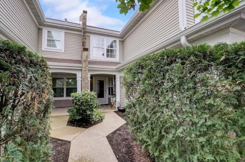 9445 Brockton Ln, Des Plaines, IL 60016-1540