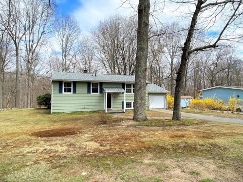 79 Meeting House Ln, Gales Ferry, CT 06339-1724