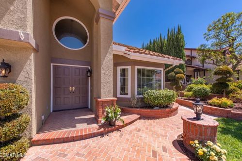 796 Azure Hills Dr, Simi Valley, CA 93065-5525