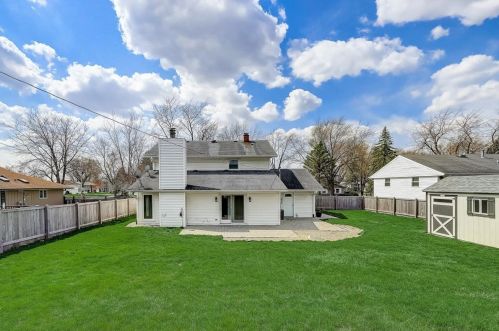 413 Indianwood Dr, Carol Stream IL  60188-1561 exterior