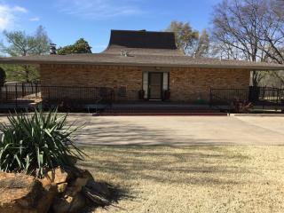 219 Woods Ln, Ardmore, OK 73401-1157