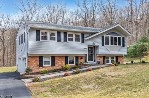 11 Berkshire Ave, Mount Arlington, NJ 07856-1026