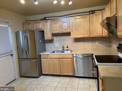 7069 Leewood Forest Dr, Springfield, VA 22151-3920