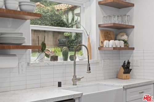 2470 Bywood Dr, Glendale CA  91206-4725 exterior