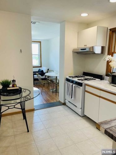 152 Pine St, Cliffside Park, NJ 07010-1018