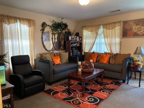 9 Calhoun St, Newnan, GA 30263-2525