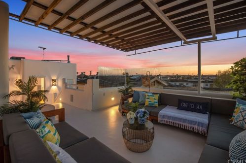541 4th St, Manhattan Beach, CA 90266-6428