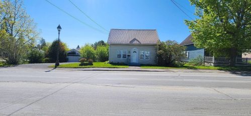 35 Presque Isle St, Fort Fairfield, ME 04742-1032