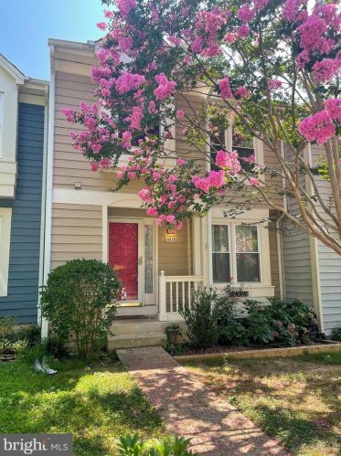1616 Oak Spring Way, Herndon VA  20190-4915 exterior