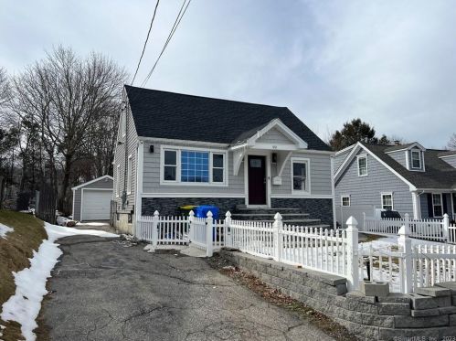 93 Macarthur Dr, Waterbury, CT 06704-2221