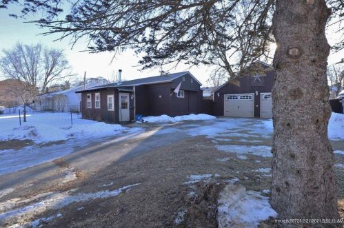 21 Middle Ave, Mexico, ME 04257-1208