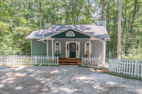 294 Lakeshore Dr, Lavonia, GA 30553-6027