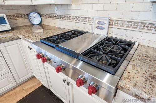 1597 Parkview Dr, Vista CA  92081-8750 exterior