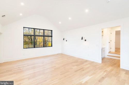 603 Gravers Ln, Philadelphia PA 19118-2806 exterior