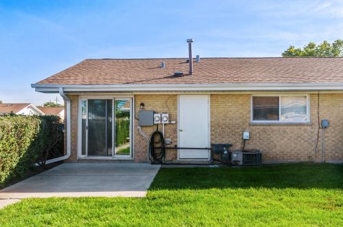 831 Valley Stream Dr, Wheeling IL  60090-7411 exterior
