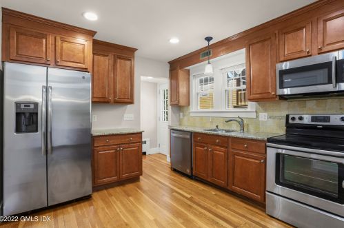 261 Pemberwick Rd, Greenwich CT  06831-4271 exterior