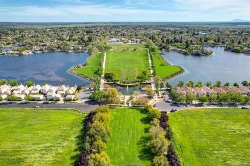 2928 Laguna Ct, Elk Grove, CA 95758-7440