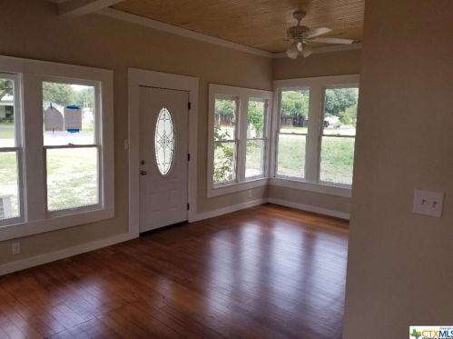 107 Reiley Rd, Seguin, TX 78155-3033
