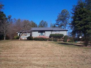 253 Northview Dr, Commerce, GA 30529-1038