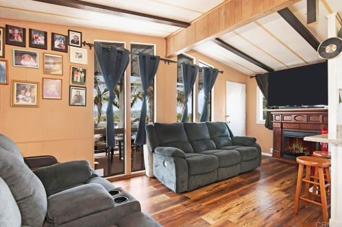 220 Camino Corto, Vista, CA 92083-4948