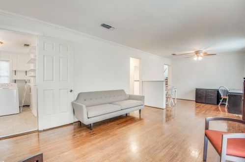 7015 Hammond Ave, Dallas TX  75223-1112 exterior