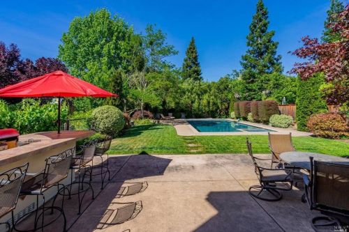 1451 Golf Course Dr, Windsor, CA 95492-8727