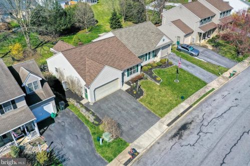 30 Mill Pond Dr, Lancaster PA  17603-7411 exterior