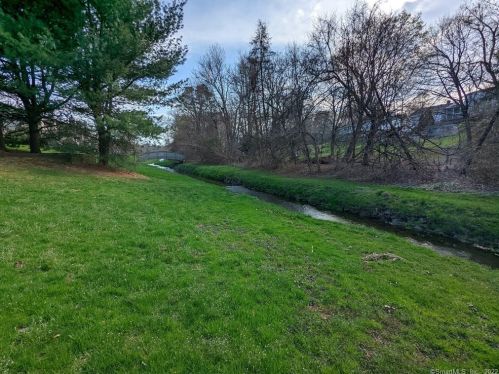 17 Metacomet Dr, Meriden CT  06450-3568 exterior