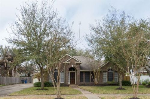 1207 Tangle Briar Dr, Taylor Lake Village, TX 77586-4526