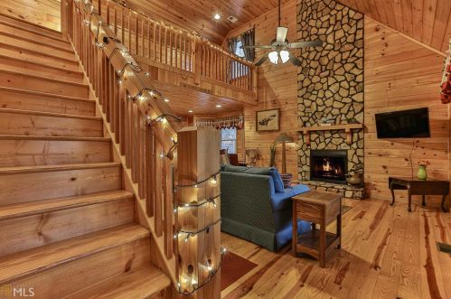 714 Villa Dr, Ellijay, GA 30540-8832