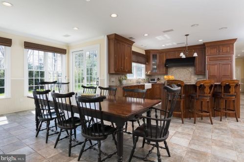 19 Derwent Dr, Princeton NJ  08540-7551 exterior