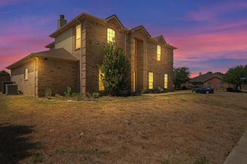 1813 Sabine Dr, Midlothian TX  76065-3828 exterior